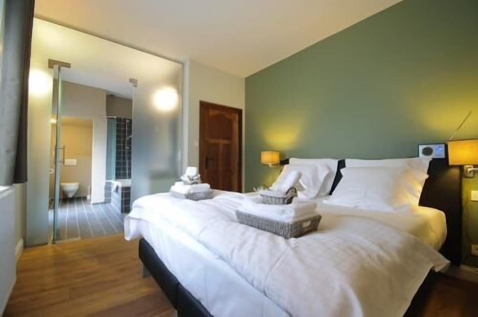 Luxury Double Room, Balcony | Individually decorated, desk, free WiFi