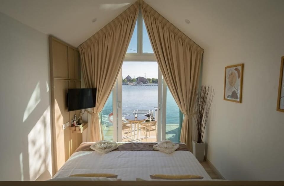 Premium bedding, minibar, in-room safe, free WiFi