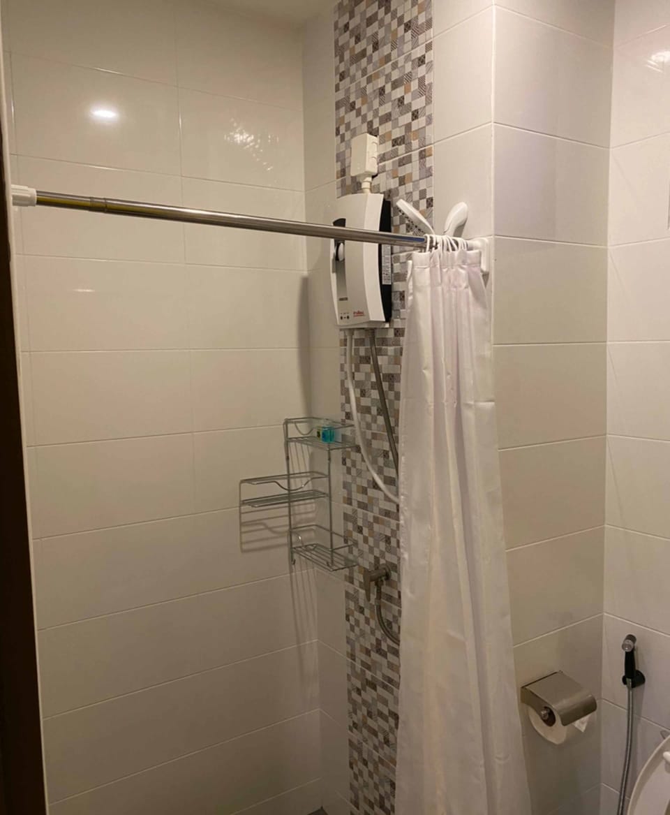 Twin Room | Bathroom | Shower, rainfall showerhead, free toiletries, hair dryer
