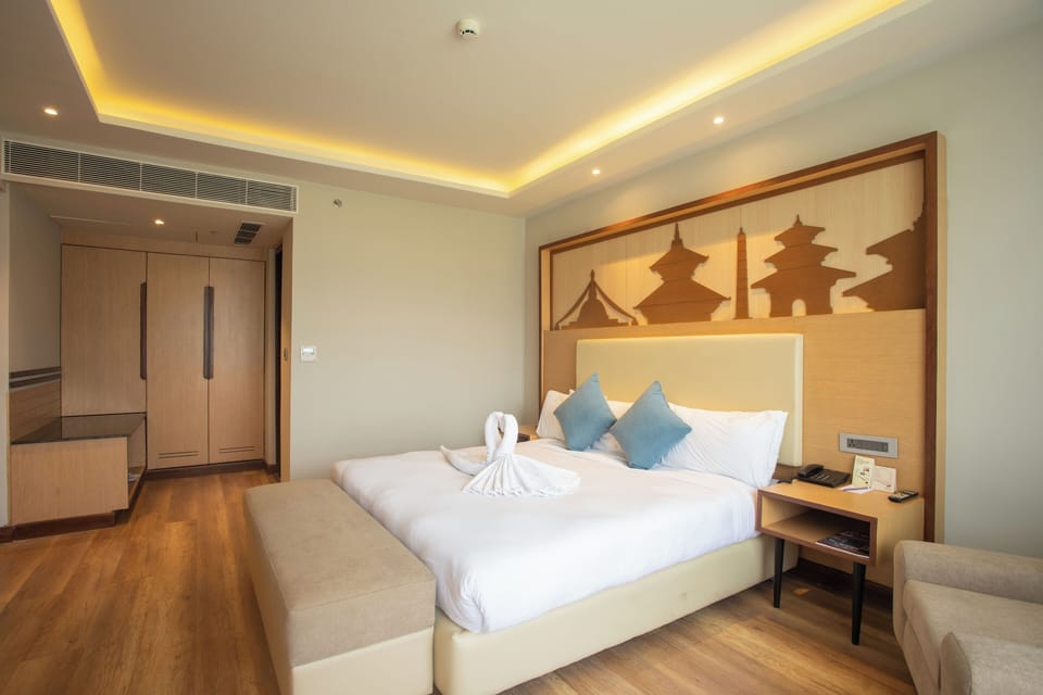 Premium Suite | Premium bedding, in-room safe, desk, laptop workspace