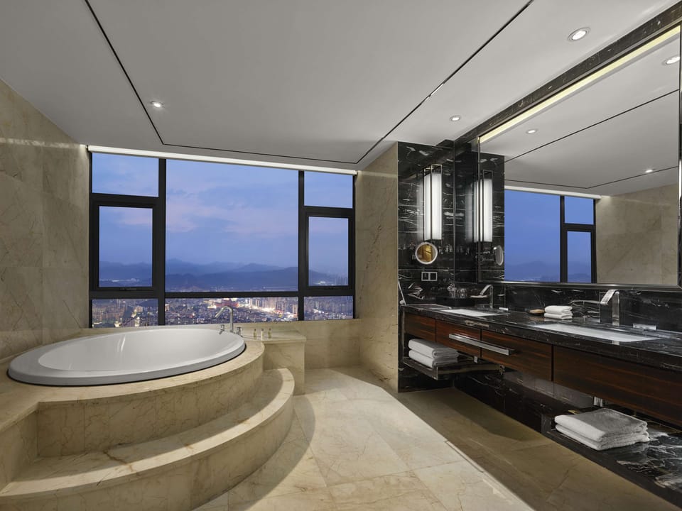 King Executive Suite | Bathroom | Separate tub and shower, rainfall showerhead, free toiletries
