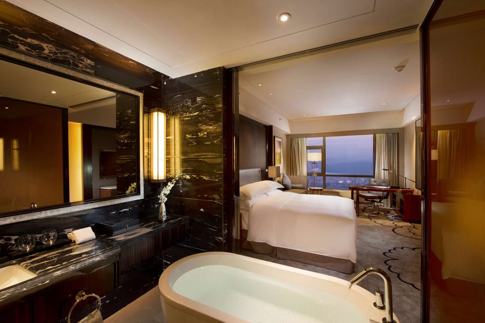 King Hilton Deluxe | Premium bedding, minibar, in-room safe, desk