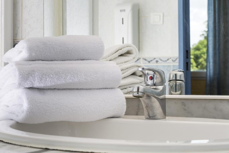 Shower, shampoo