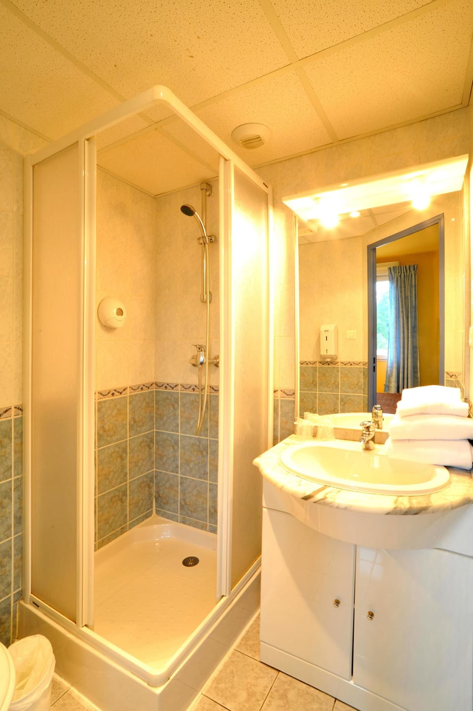 Triple Room | Bathroom | Shower, shampoo