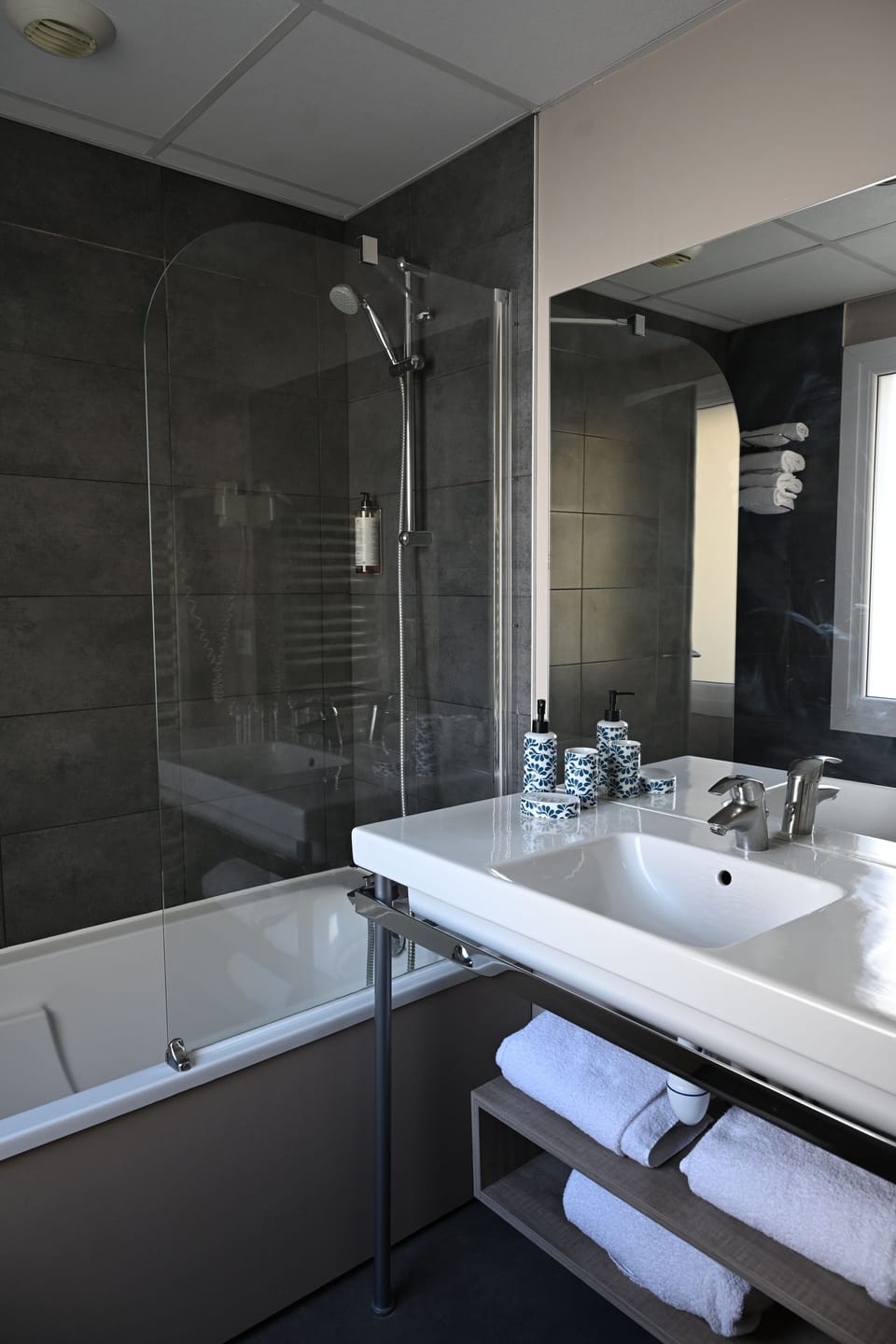 Standard Triple Room | Bathroom | Free toiletries, hair dryer, towels, soap
