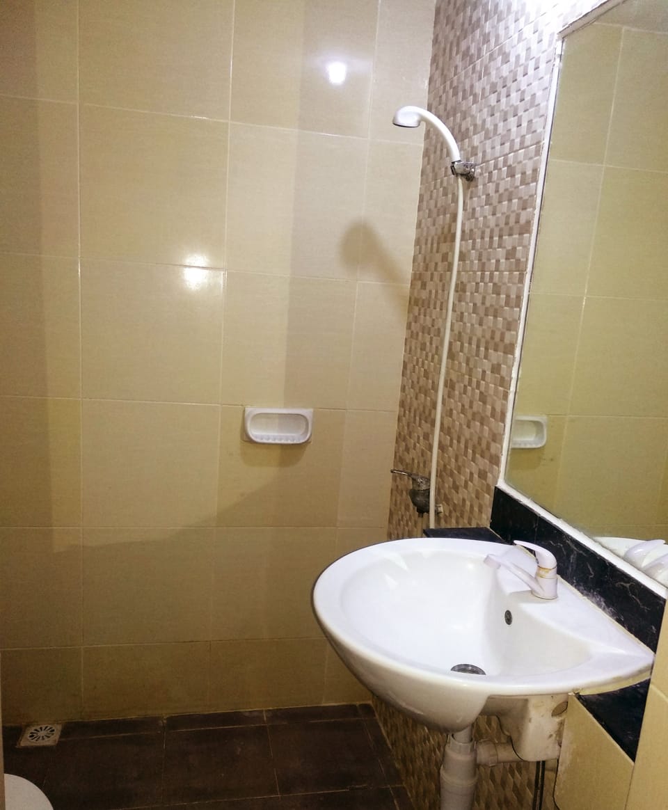 Standard Room | Bathroom | Shower, rainfall showerhead, free toiletries, bidet