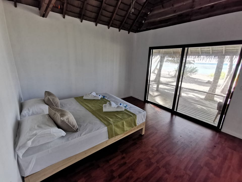 1 bedroom, desk, bed sheets