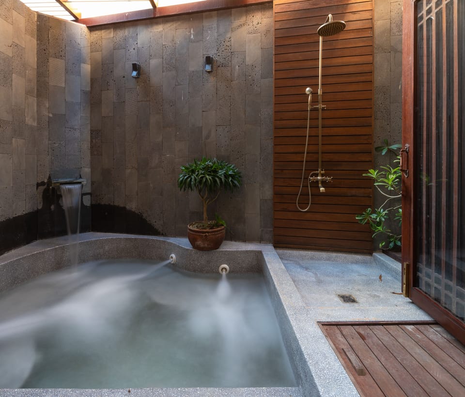Outdoor spa tub