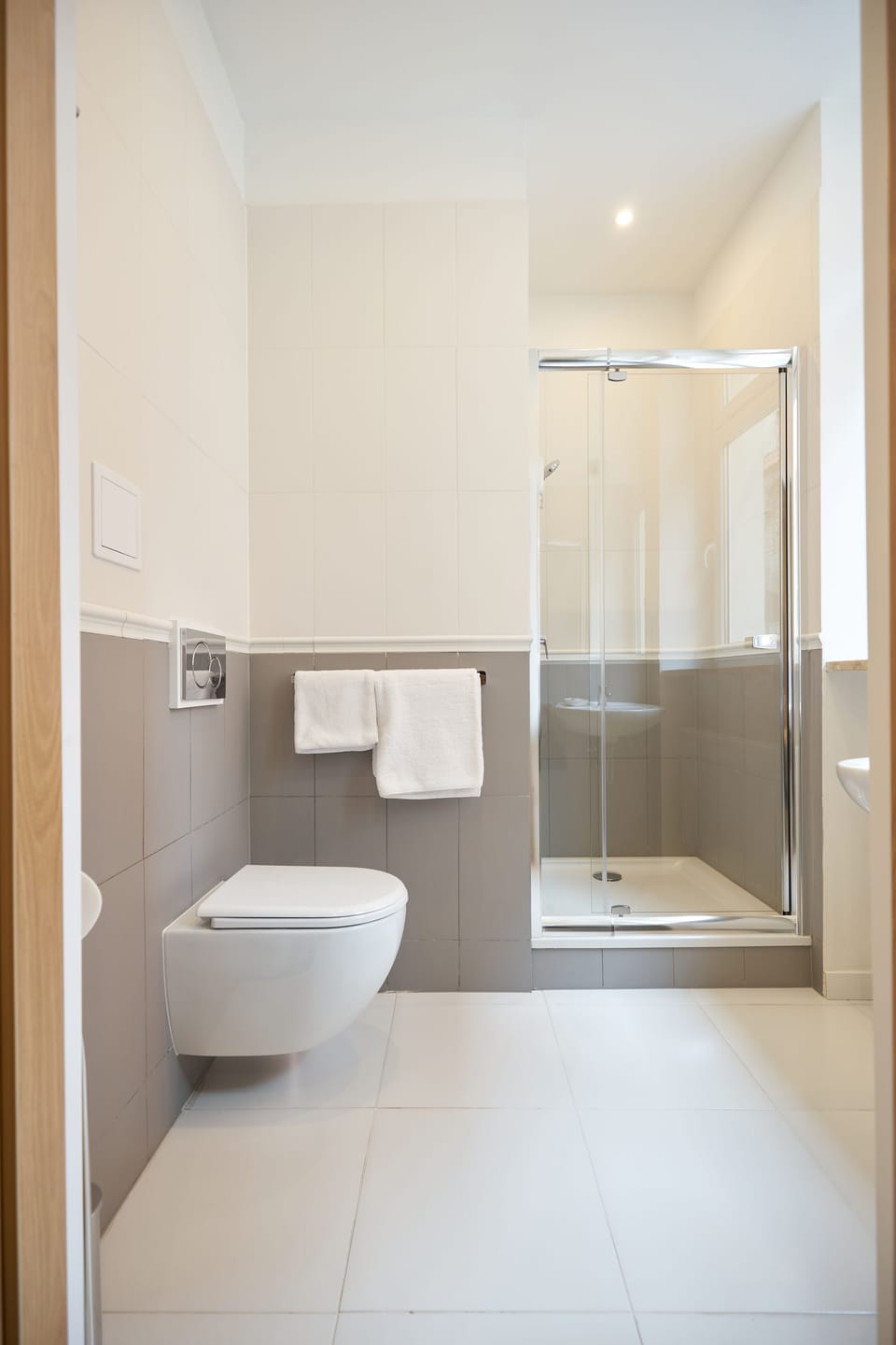 Standard Room | Bathroom | Shower, hair dryer, towels, soap
