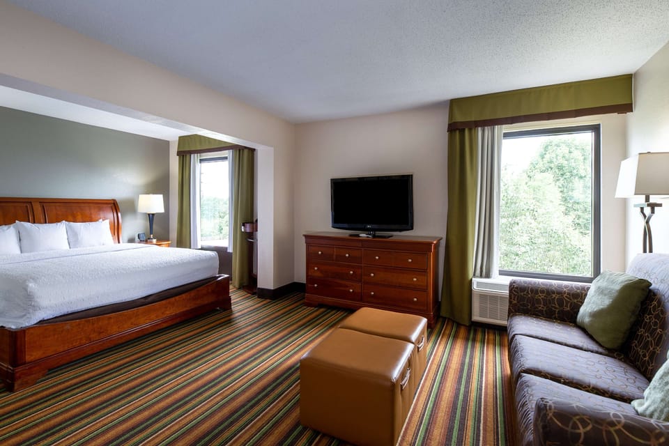 Executive Suite, 1 King Bed | Living area | 32-inch LCD TV with digital channels, TV