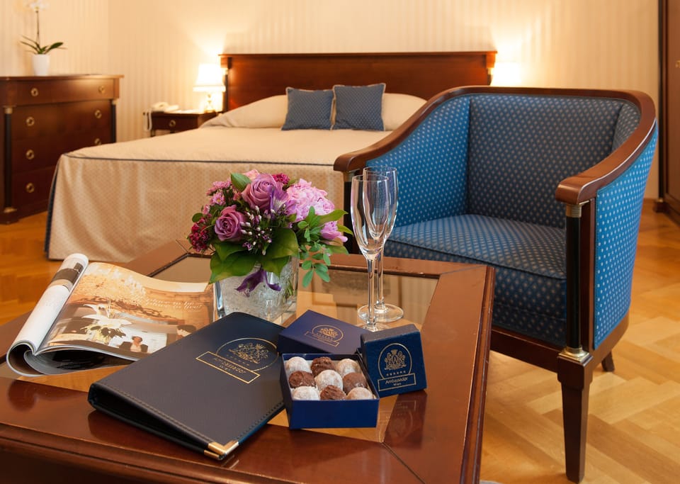 Double Room | Minibar, in-room safe, individually decorated, individually furnished