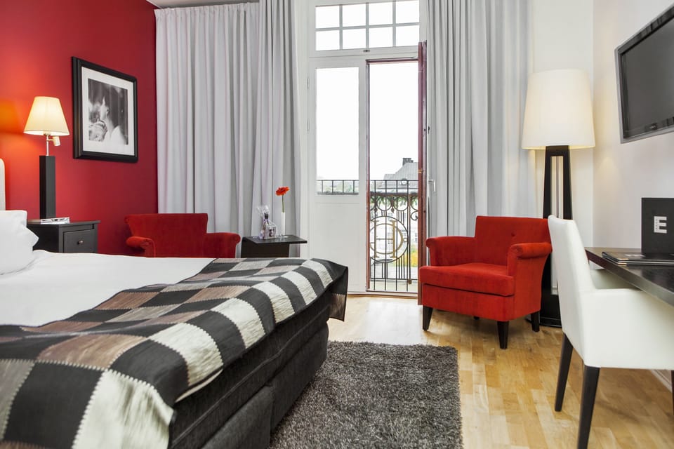 Superior Double Room | In-room safe, desk, iron/ironing board (on request), WiFi (free)