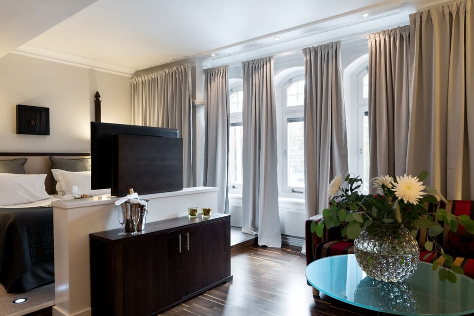 Deluxe Double Room | In-room safe, desk, iron/ironing board (on request), WiFi (free)