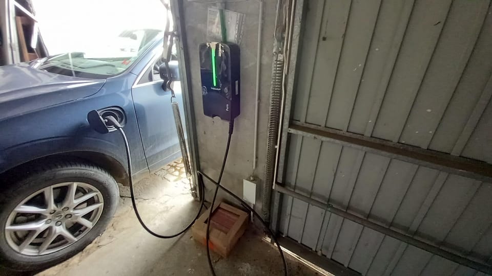 Electric vehicle charging station