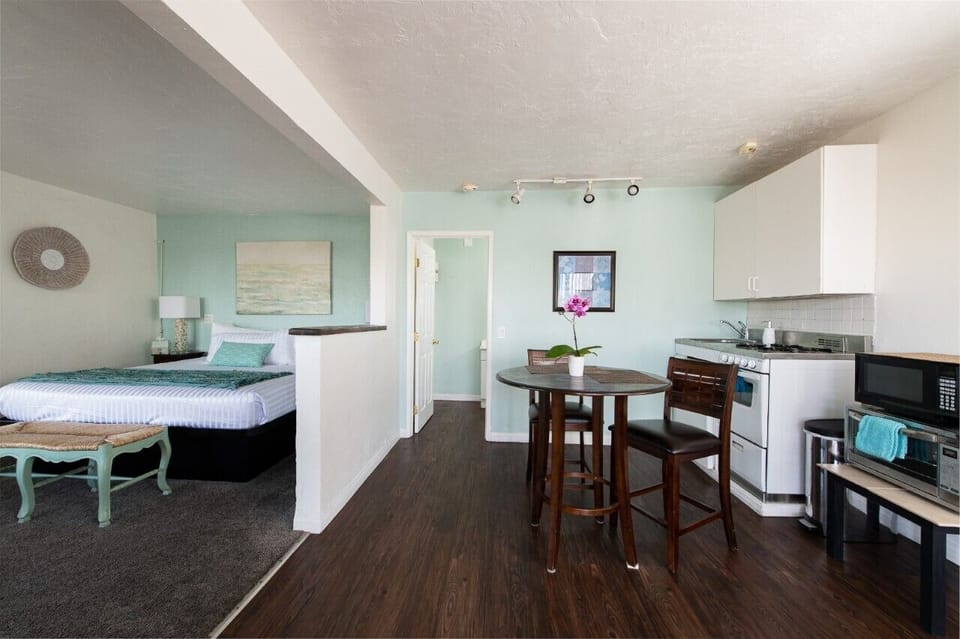 Premium Suite, 1 King Bed, Pets Not Allowed | Premium bedding, desk, iron/ironing board, free WiFi