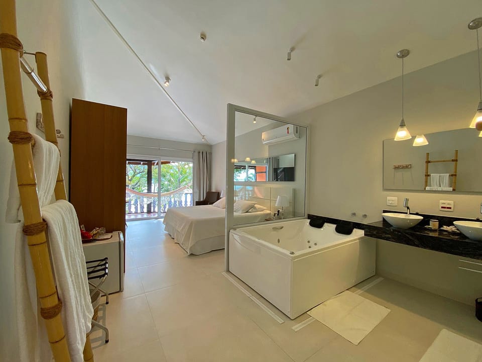 Minibar, in-room safe, blackout drapes, WiFi (free)