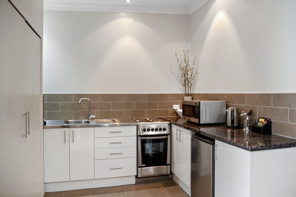 Family Studio | Private kitchen | Coffee/tea maker, mini-fridge, microwave, electric kettle