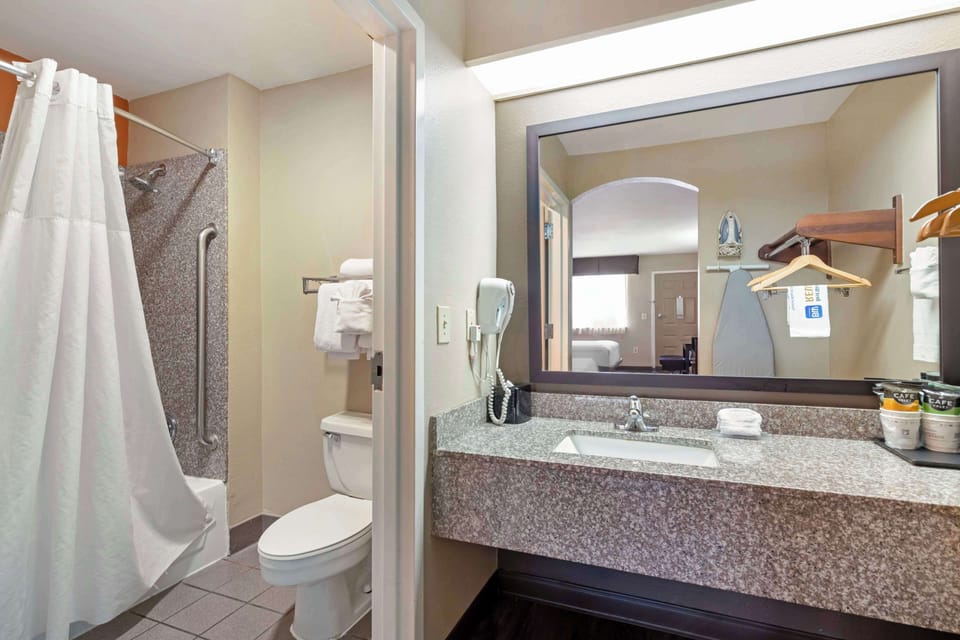 Combined shower/tub, free toiletries, hair dryer, towels