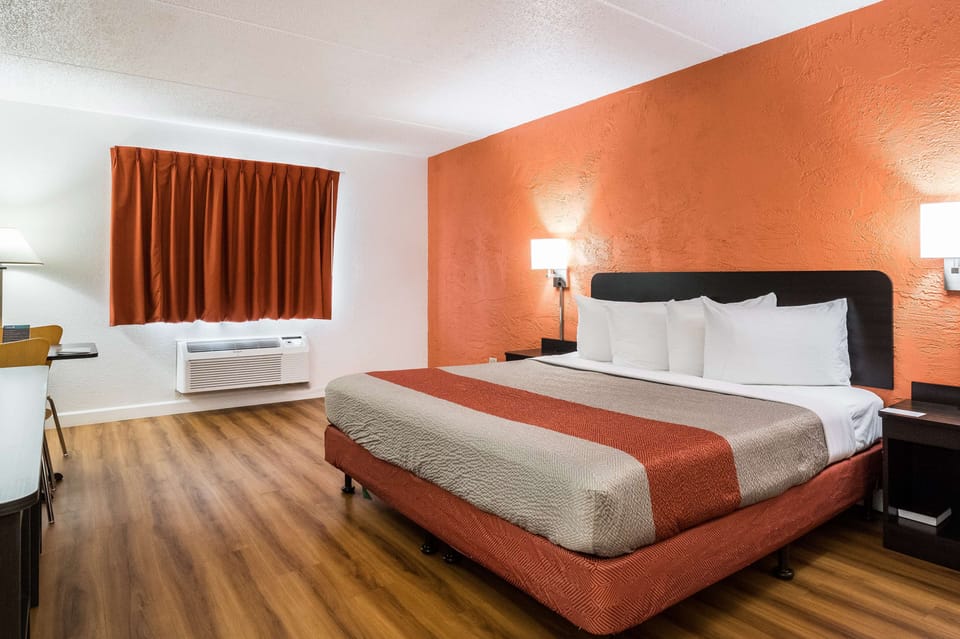 Blackout drapes, free WiFi, bed sheets