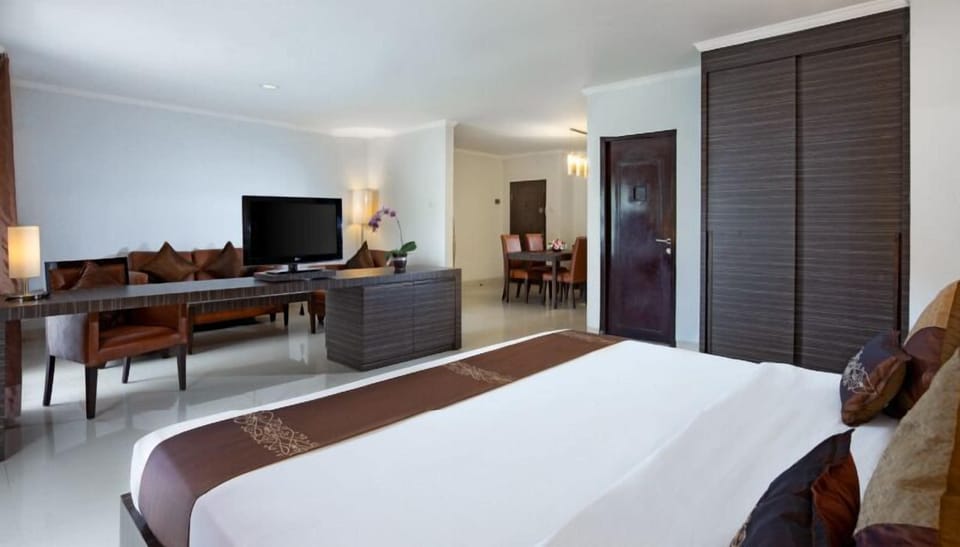 Suite | Minibar, soundproofing, free WiFi, bed sheets