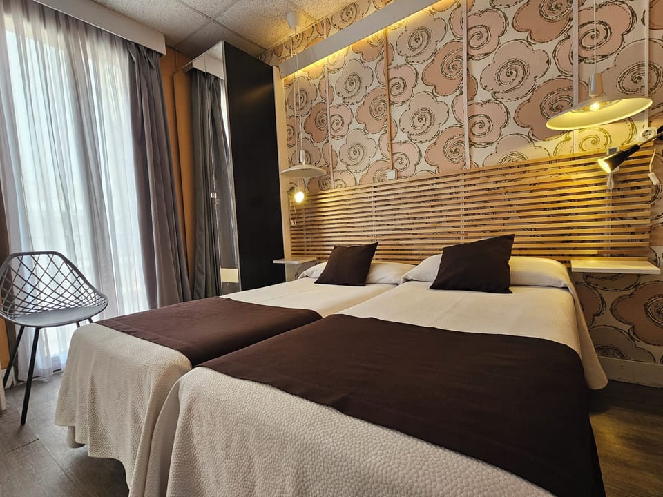 Habitación triple baño privado Interior | In-room safe, blackout drapes, iron/ironing board