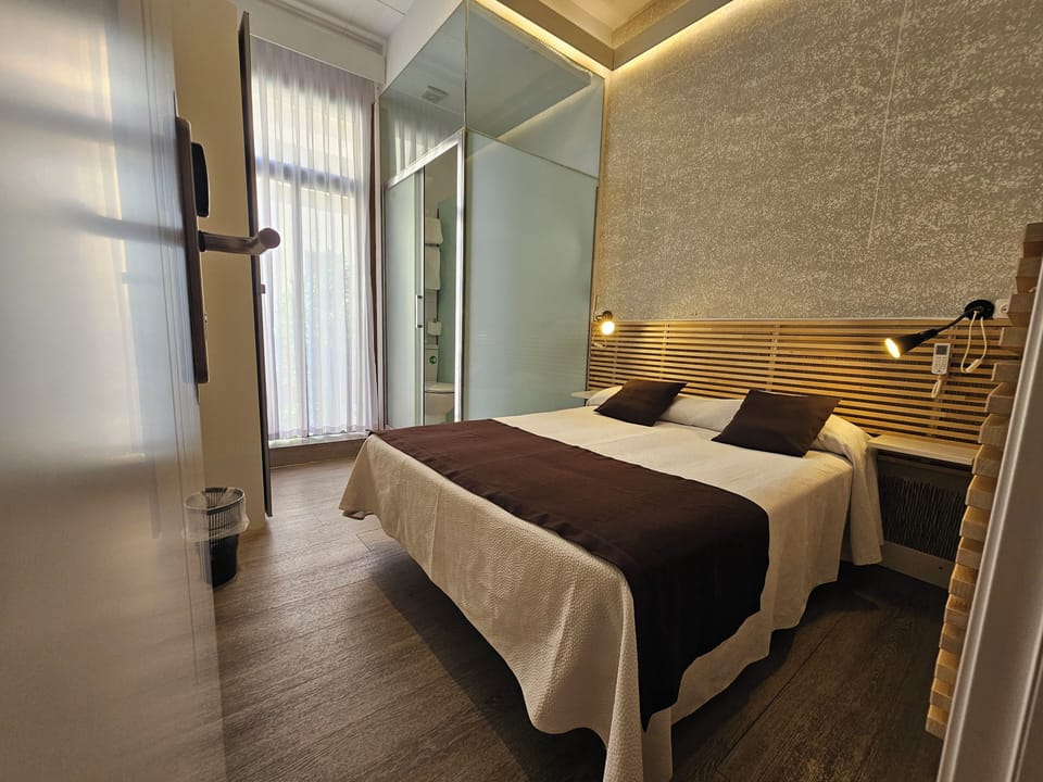 Habitación doble matrimonial baño privado interior | In-room safe, blackout drapes, iron/ironing board