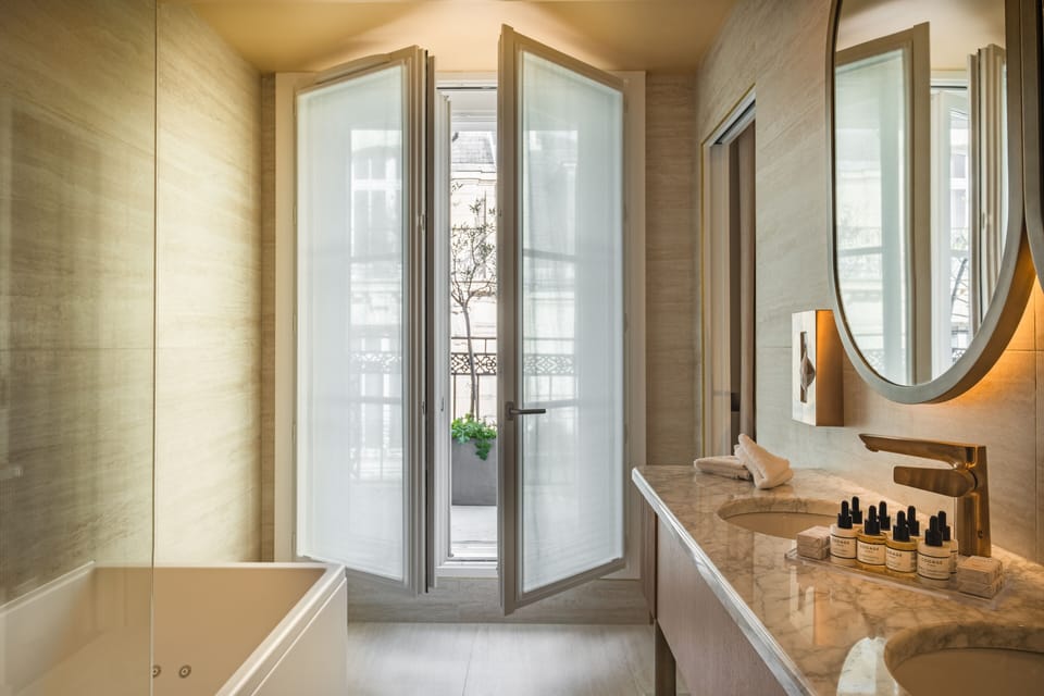 Family Suite | Bathroom | Free toiletries, hair dryer, bathrobes, slippers