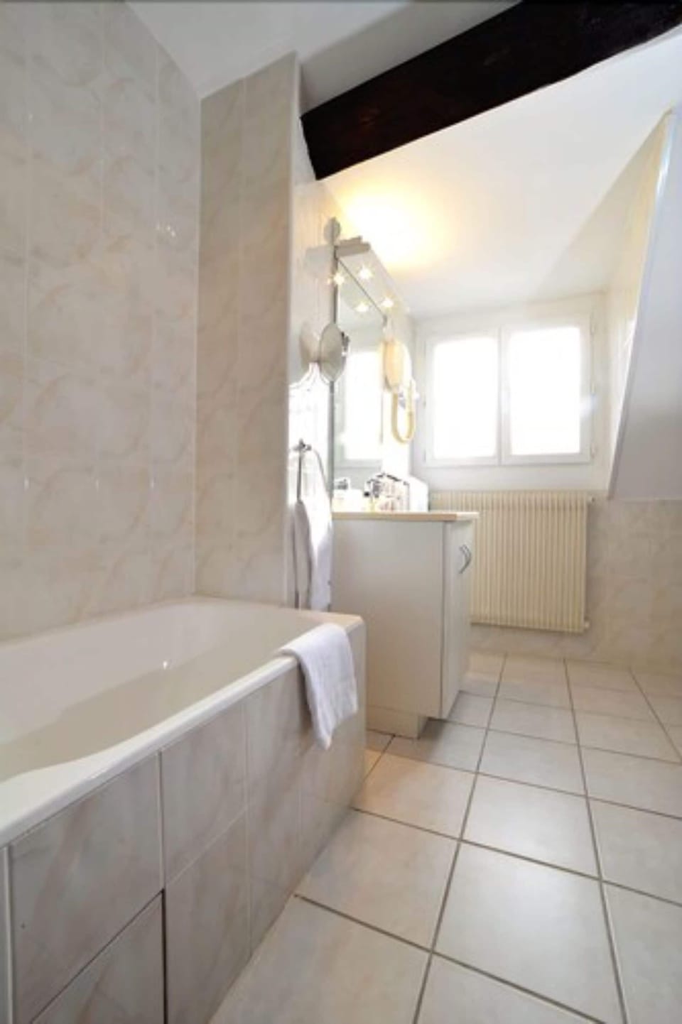 Combined shower/tub, eco-friendly toiletries, hair dryer, towels