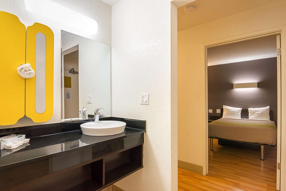 Combined shower/tub, towels