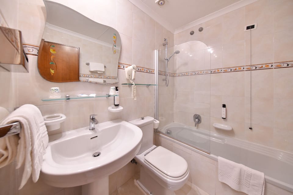 Standard Double Room | Bathroom | Towels
