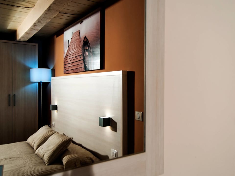 Minibar, in-room safe, desk, free WiFi