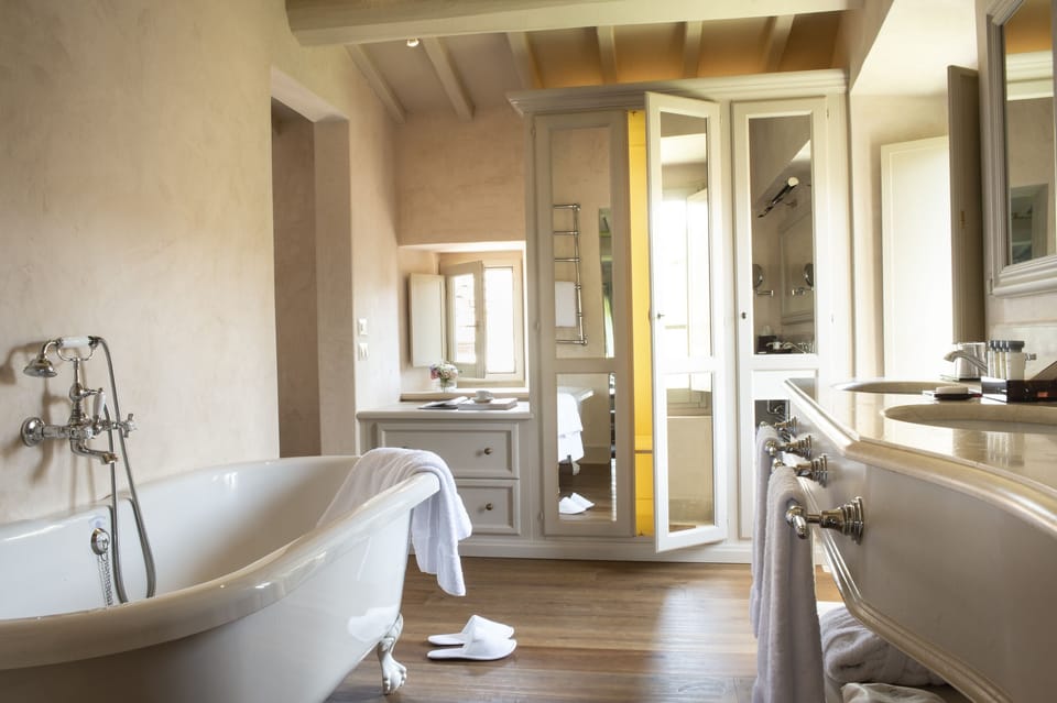 Junior Suite (Borgo) | Bathroom | Free toiletries, hair dryer, bathrobes, slippers