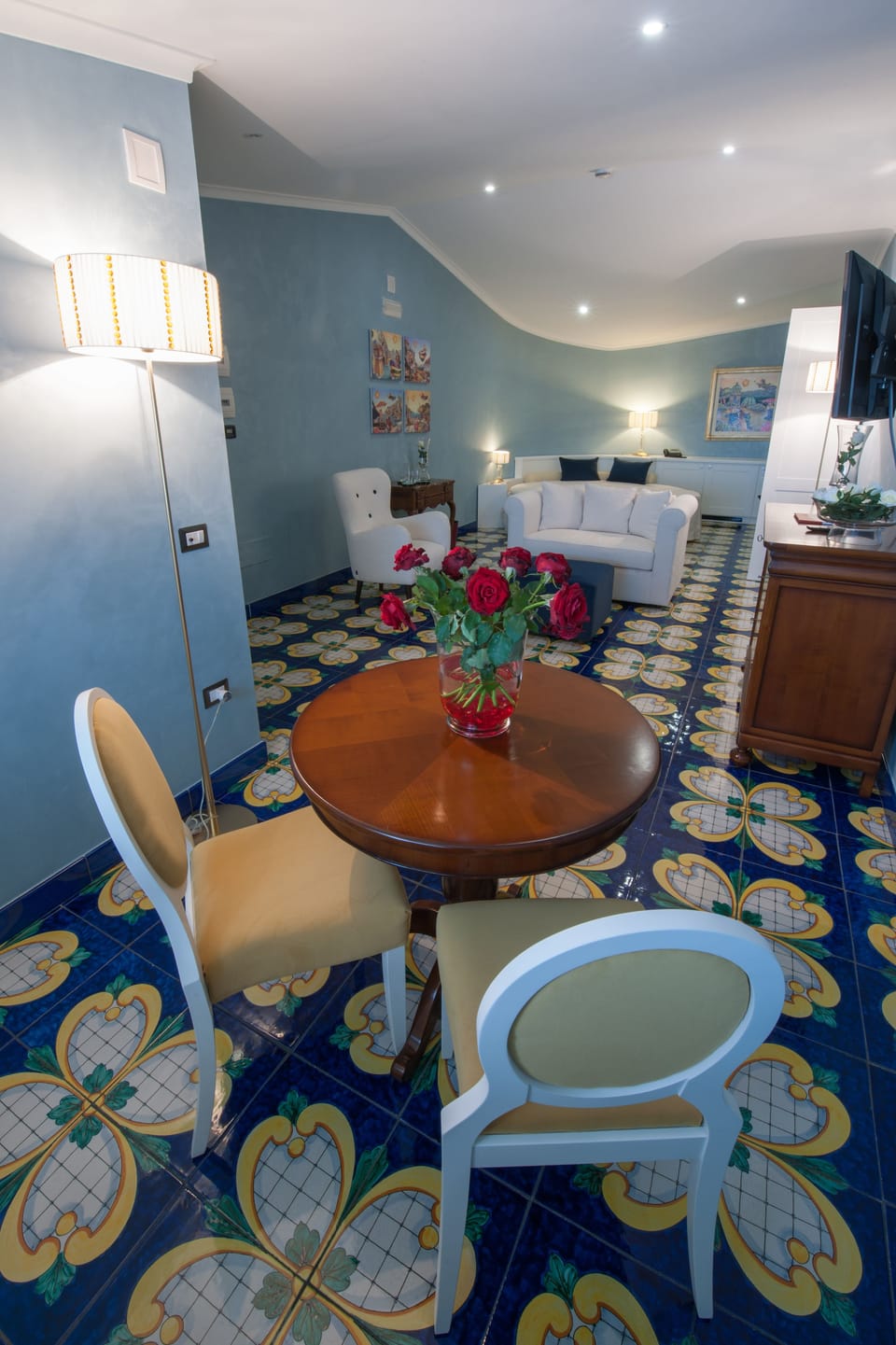 Design Suite | Minibar, in-room safe, desk, blackout drapes