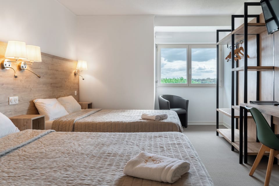Quadruple Room | Desk, soundproofing, iron/ironing board, free WiFi
