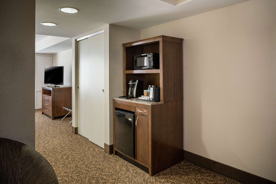 Premium bedding, in-room safe, desk, laptop workspace