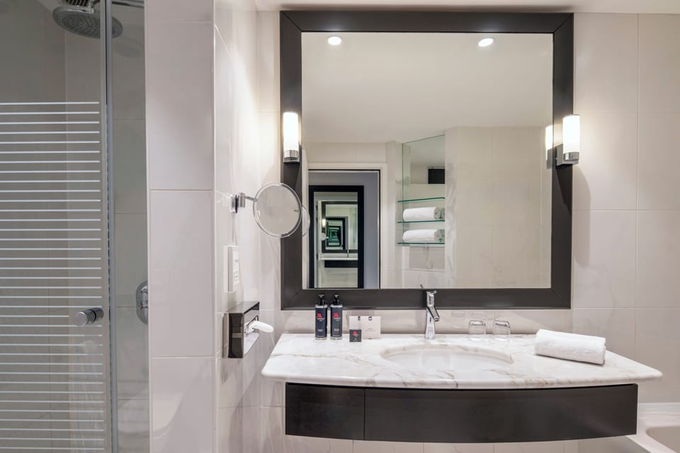 Standard Room | Bathroom | Separate tub and shower, free toiletries, hair dryer, towels