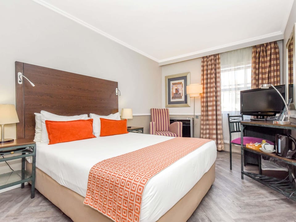 In-room safe, individually furnished, desk, laptop workspace