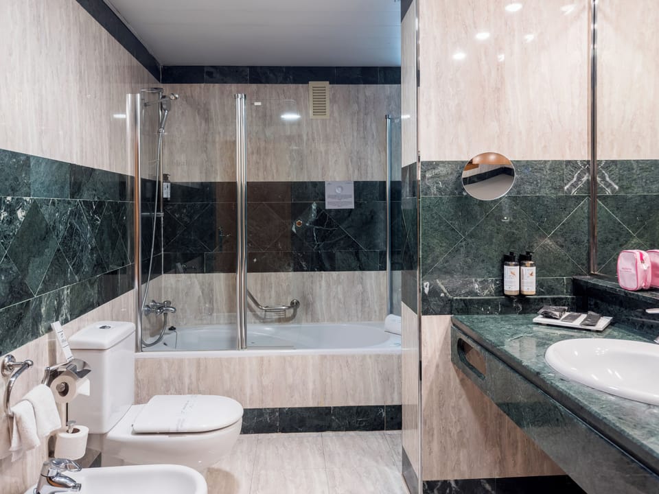 Combined shower/tub, free toiletries, hair dryer, bidet