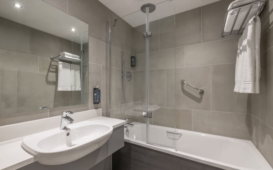 Combined shower/tub, free toiletries, hair dryer, towels