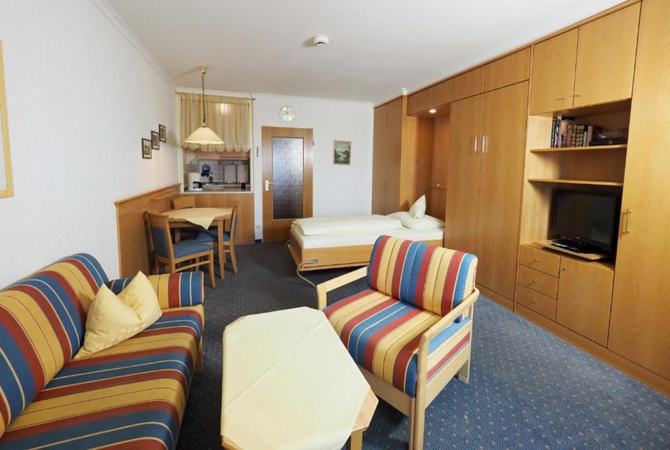 Apartment | Living area | Flat-screen TV