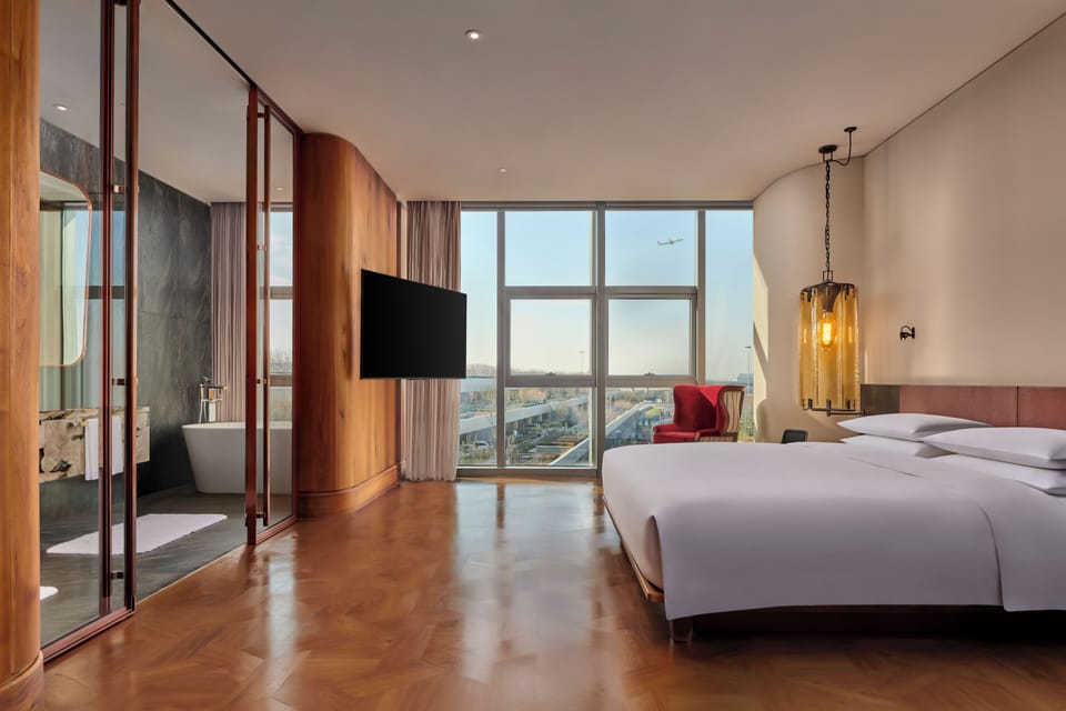 Comfort Room | Down comforters, minibar, in-room safe, desk