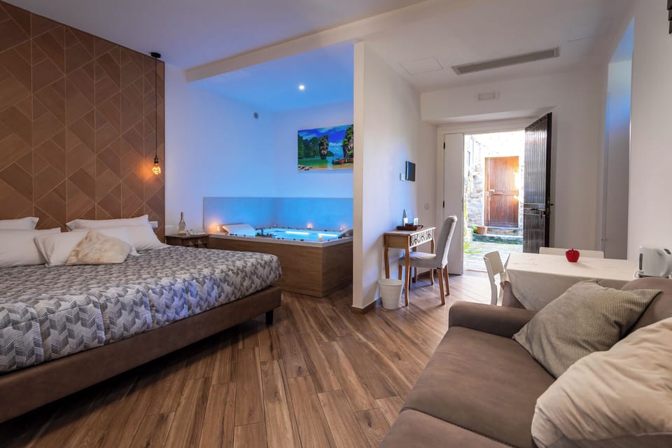 Royal Suite, Hot Tub | Minibar, desk, soundproofing, free WiFi