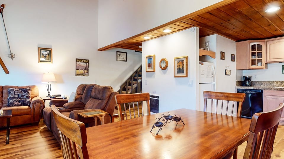 Condo, 2 Bedrooms | Dining