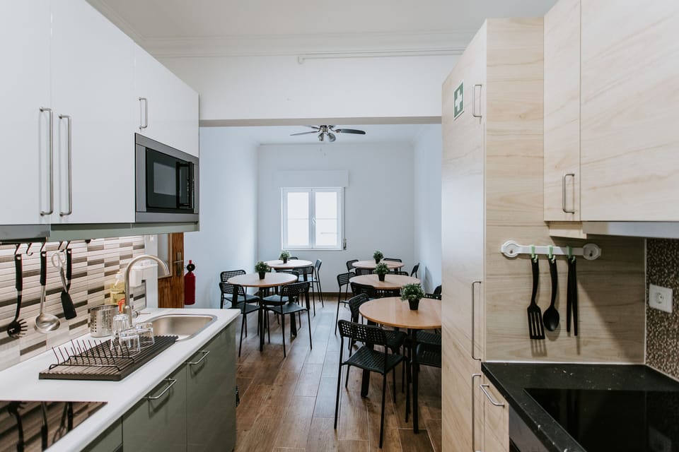 Full-size fridge, microwave, oven, stovetop
