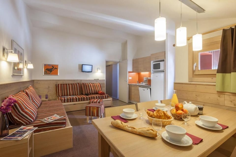 Apartment, Ensuite, Mountain View (Appartement Vue Montagne) | Living area