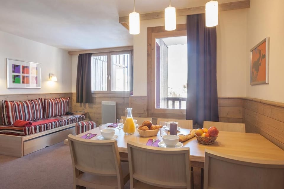 Apartment, Ensuite, Mountain View (Appartement Vue Montagne) | In-room dining
