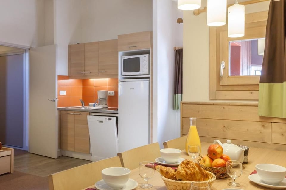 Apartment, Ensuite, Mountain View (Appartement Vue Montagne) | In-room dining