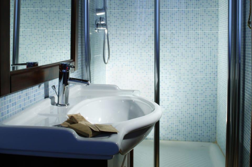 Quadruple Room | Bathroom | Shower, free toiletries, hair dryer, bidet