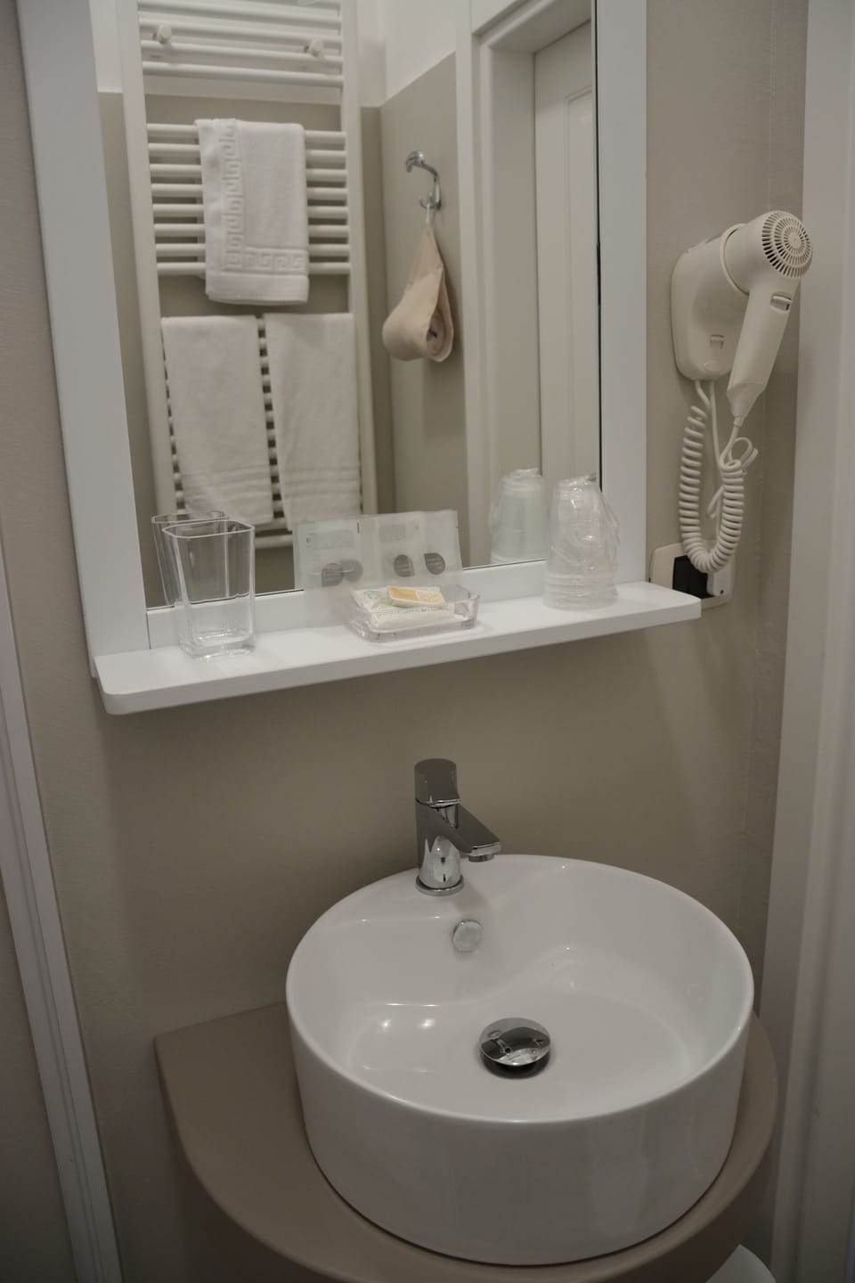 Standard Quadruple Room, Private Bathroom | Bathroom sink