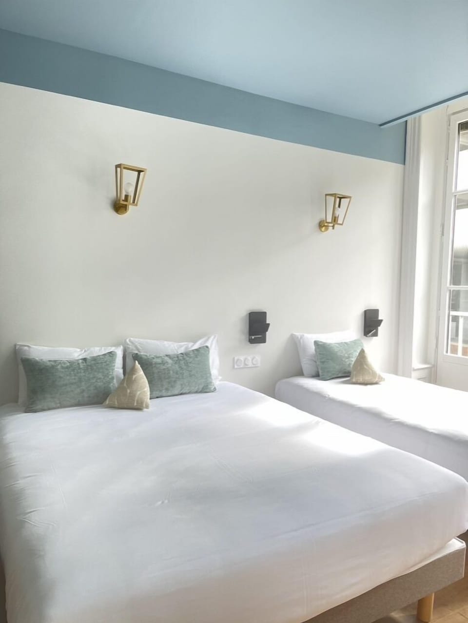 Desk, soundproofing, iron/ironing board, free WiFi